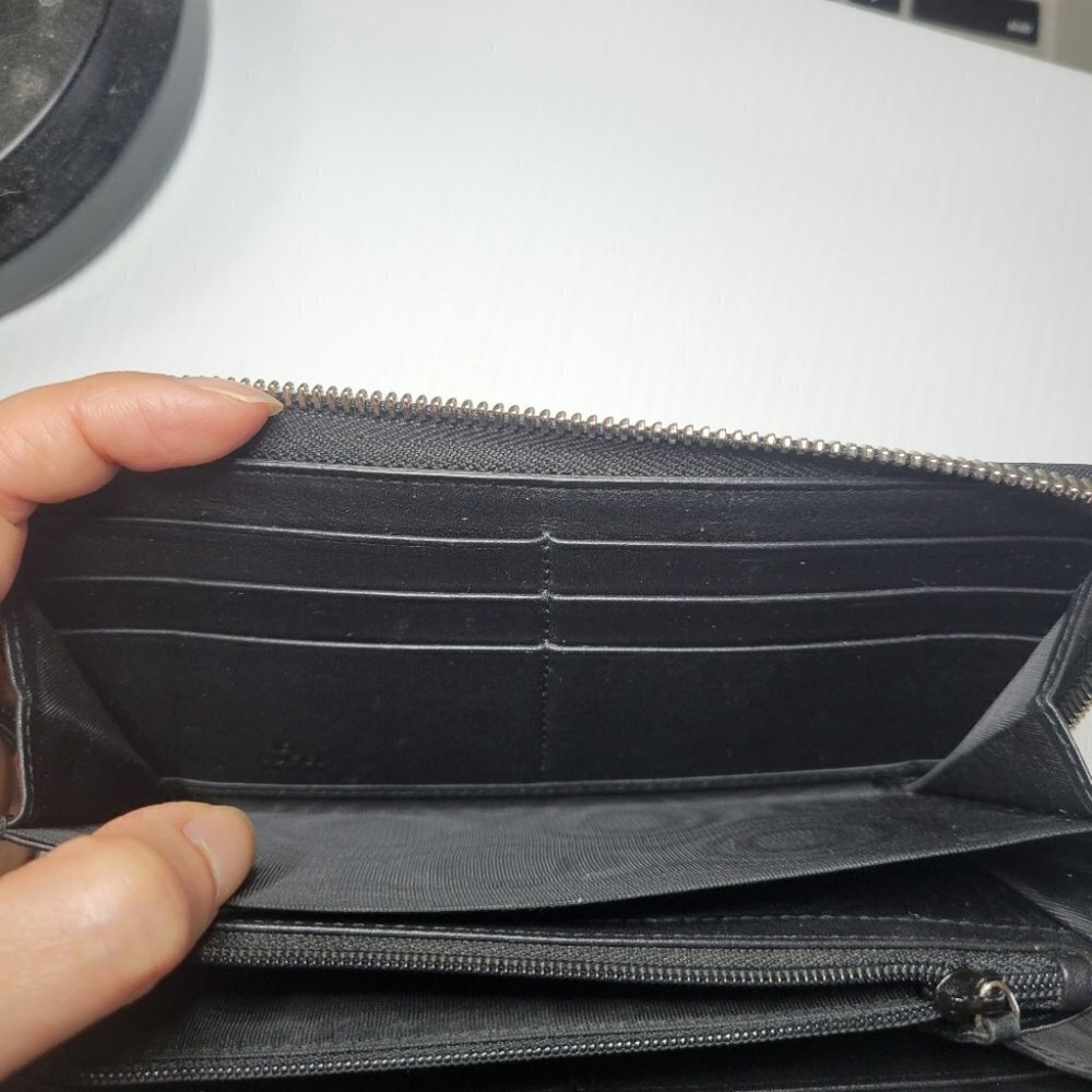 GUCCI  embossed leather logo zip around long wallet black - Picture 6 of 15